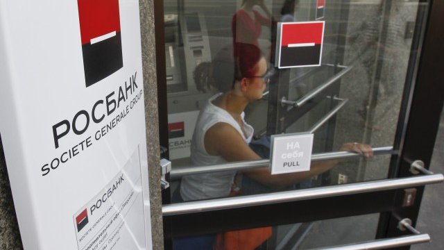 <p>
	Твърди се, че шефът на &quot;Росбанк&quot; Владимир Голубков е поискал 1,5 милиона долара от представител на търговска организация. <em>Снимка: Ройтерс</em></p>
