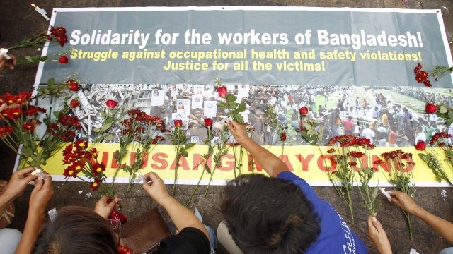 <p>
	На редица места по целия свят (на снимката - Манила) се състояха демонстрации в подкрепа на служителите в Бангладеш. <em>Снимка: Ройтерс</em></p>
