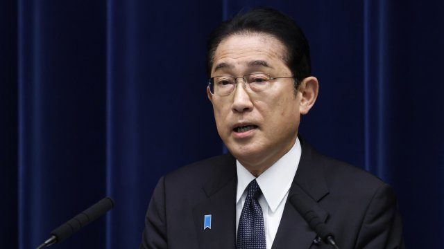 Японският премиер Фумио Кишида (в средата). Снимка: Bloomberg L.P.