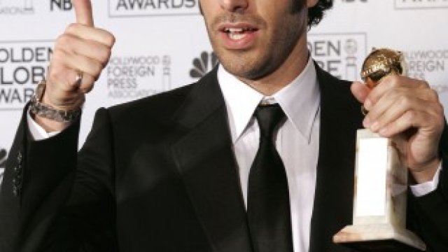 <p>
	Саша Барън Коен позира с наградата си &quot;Златен глобус&quot; през 2007 г.&nbsp;<em>Снимка: Francis Specker/Bloomberg News</em></p>
