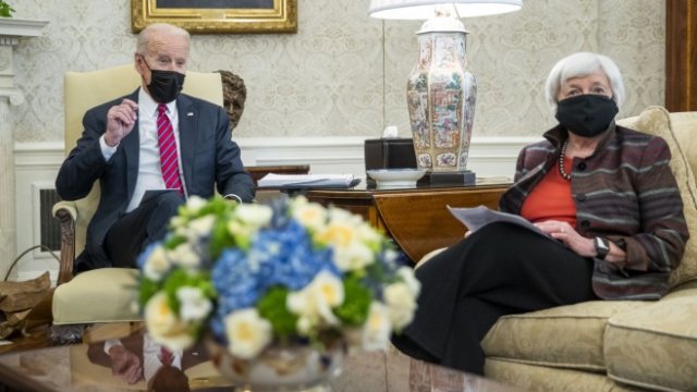 <p>
	<em>Байдън и новият финансов министър Джанет Йелън (бивш председател на Фед). Снимка: Bloomberg</em></p>
