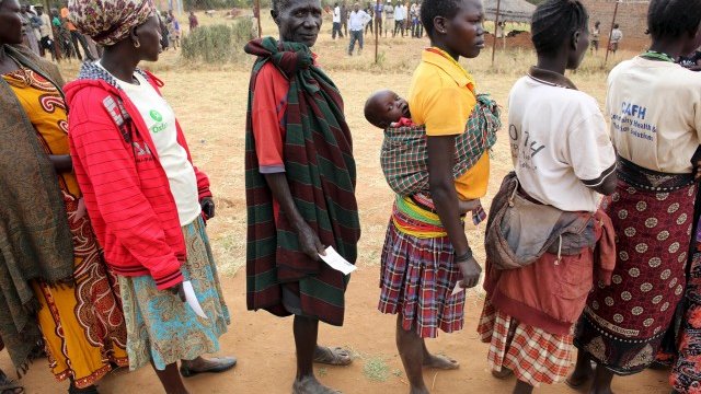 <p>
	Угандци чакат на опашка да подадат гласовете си по време на изборите. <em>Снимка: архив Ройтерс</em></p>
