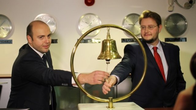 <p>
	Константин Делисивков (вляво) и служебният министър на икономиката Теодор Седларски дават старт на инициативата &quot;Ден за акции&quot;. <em>Снимка: Архив Министерство на енергетиката</em></p>
