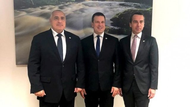 <p>
	Отляво надясно: премиерът на България Бойко Борисов, премиерът на Естония Юрий Ратас и премиерът на Австрия Кристиан Керн. <em>Снимка: Министерски съвет</em></p>
