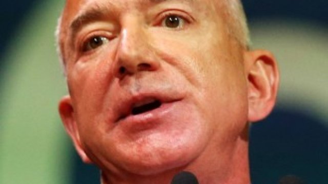 <p>
	<em>Основателят на Amazon Джеф Безос.&nbsp;Снимка: Robert Perry/EPA/Bloomberg</em></p>
