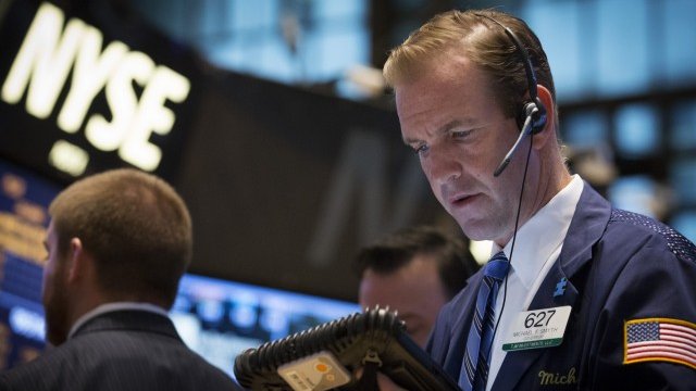 <p style="text-align: justify;">
	Пазарът на акции се фокусира върху бъдещето, а не върху миналото. <em>Снимка: Ройтерс</em></p>
