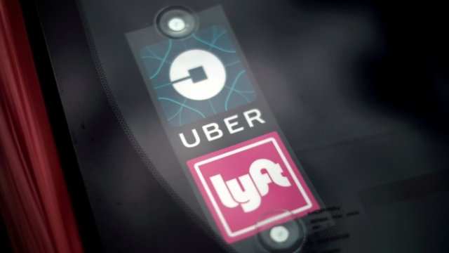 <p>
	Сянката на по-големия конкурент Uber надвисва над&nbsp;Lyft. <em>Снимка: Ройтерс</em></p>
