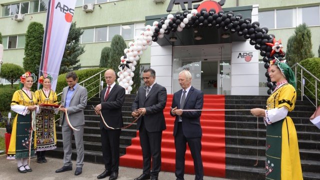 <p>
	От ляво надясно: кметът на Ботевград&nbsp;Иван Гавалюгов, съсобствениците на APS Group&nbsp;Дени Монтагутели и Паоло Визентини и генералният директор на групата Дочо Стайков. <em>Снимка:&nbsp;APS&nbsp;</em></p>
