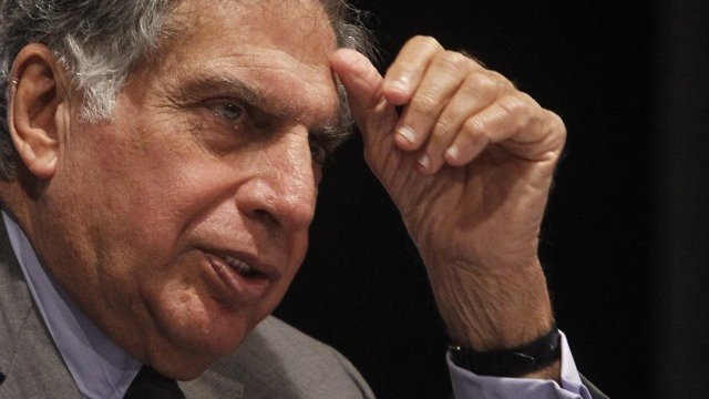 <p>
	Ратан Тата предава щафетата на следващия президент - Сайръс П. Мистри. <em>Снимка: Ройтерс</em></p>
