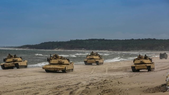 <p>
	<em>Танкове&nbsp;М1А1 Abrams. Снимка: Ройтерс</em></p>
