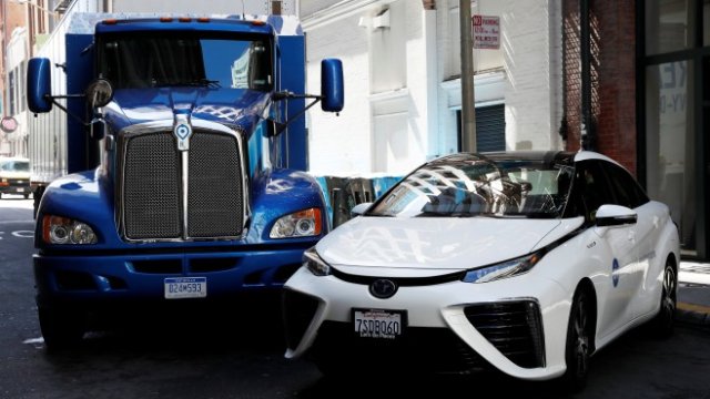 <p>
	Водородни превозни средства на японския концерн Toyota. <em>Снимка: Ройтерс</em></p>
