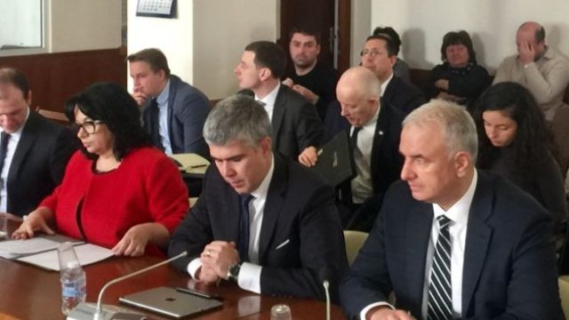 <p>
	Изпълнителният директор на &quot;Булгартрансгаз&quot; ЕАД&nbsp; Владимир Малинов (в средата). <em>Снимка: Ройтерс</em></p>
