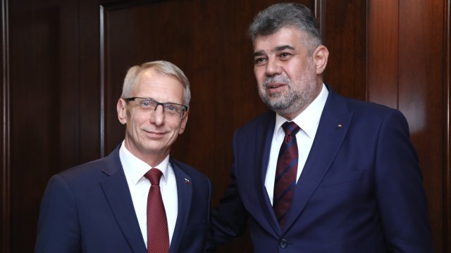 Акд. Николай Денков (вляво) и румънският премиер Йон-Марчел Чолаку (вдясно). Снимка: Министерски съвет