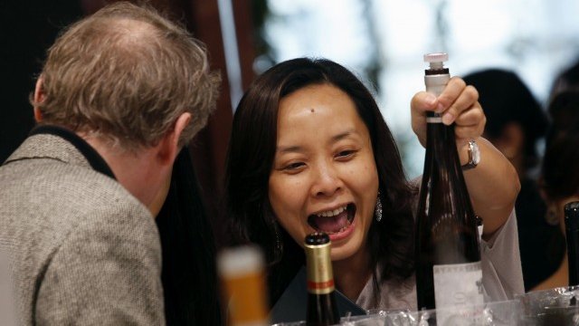 <p>
	Китайците преоткриват луксозните вина. <em>Снимка: Ройтерс</em></p>
