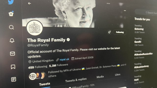 Как кралското семейство използва Twitter, за да съобщи тъжната новина на света