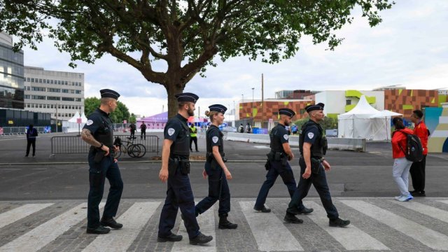 Полицаи обикалят улиците в близост до Олимпийското село дни преди началото на Олимпиадата в Париж. Снимка: Maja Hitij/Getty Images