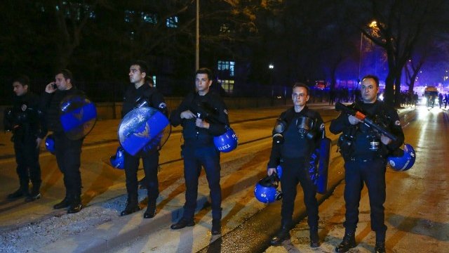 <p>
	Турската полиция блокира центъра на Анкара след експлозия. Снимка:<em> Ройтерс</em></p>
