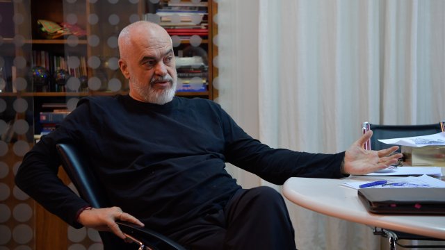 Премиерът Еди Рама по време на интервю в кабинета му в централата на Социалистическата партия в Тирана през април. Снимка: Bloomberg LP