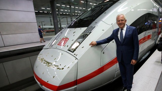 <div>
	<div dir="auto">
		Главният изпълнителен директор наDeutsche&nbsp;Bahn Рюдигер Грубе позира пред новия високоскоростен влак ICE 4 на жп гарата в Берлин.<em> Снимка: Ройтерс&nbsp;</em></div>
</div>
