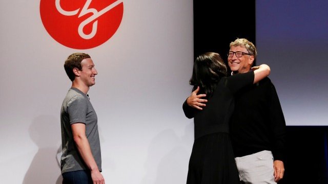 <p>
	Основателят на Facebook Марк Зукърбърг и съпругата му Присила Чан поздравяват основателя на Microsoft Бил Гейтс. <em>Снимка: Ройтерс</em></p>
