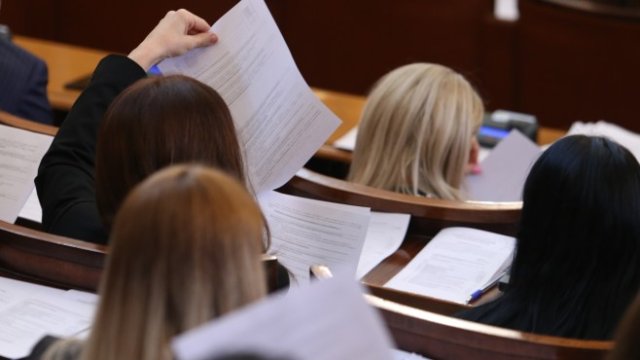 <p>
	Депутатите приеха актуализацията на бюджета. <em>Снимка: БГНЕС</em></p>
