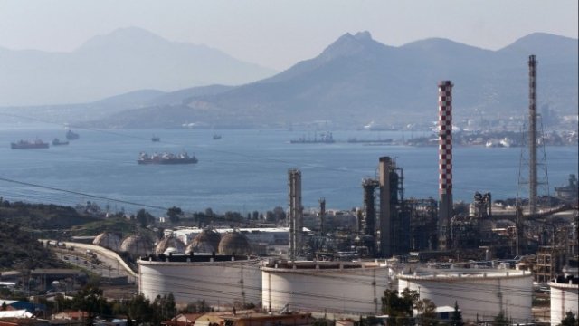 <p>
	Рафинерия на&nbsp;Хеленик петролеум в Гърция. <em>Снимка: Ройтерс</em></p>
