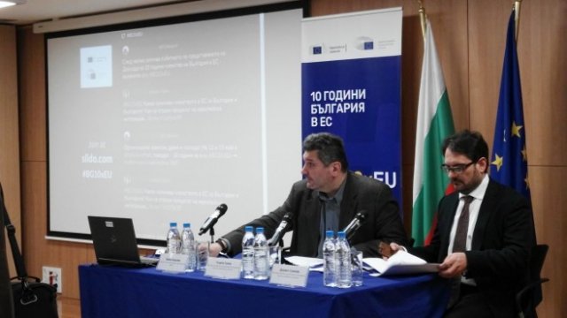 <p>
	Георги Ганев (вляво) и Даниел Смилов. <em>Снимка: EP_Bulgaria Twitter Page</em></p>
