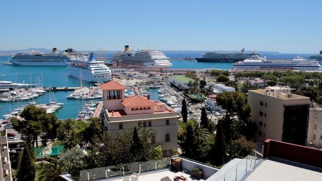 <p>
	<em>Пристанището в Палма де Майорка. Снимка: Архив, Ройтерс</em></p>
