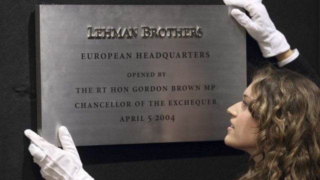 <p>
	Табела на Lehman Brothers, подготвяна за продажба от аукционната къща Christie&#39;s. Голяма част от активите на банката бяха разпродадени на търгове. <em>Снимка: архив, Ройтерс</em></p>
