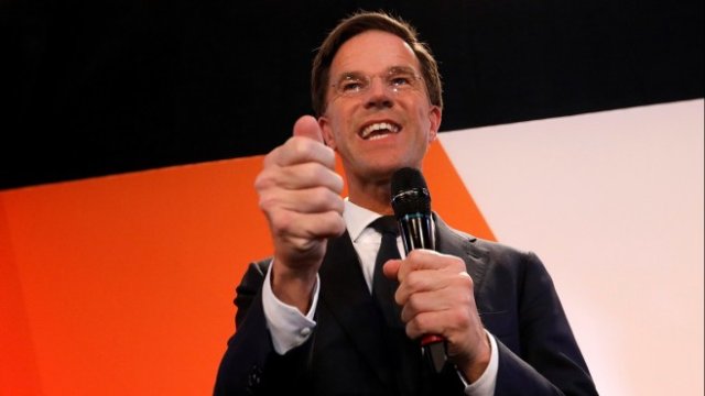 <p>
	Марк Рюте пред поддръжниците си в Хага. <em>Снимка: Ройтерс</em></p>
