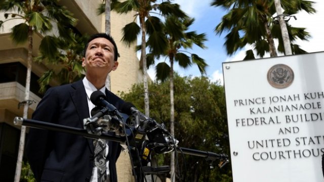 <p>
	Генералният прокурор на Хаваите Дъглас Чин. <em>Снимка: Ройтерс</em></p>
