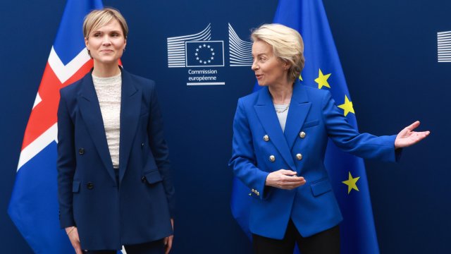 Премиерът на Исландия Криструн Фростадотир и председателят на Европейската комисия Урсула фон дер Лайен. Снимка: EPA/OLIVIER HOSLET 