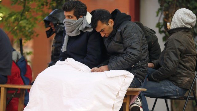 <p>
	Мигранти чакат за регистрация в център за настаняване в Берлин.&nbsp;<em>Снимка: Ройтерс</em></p>
