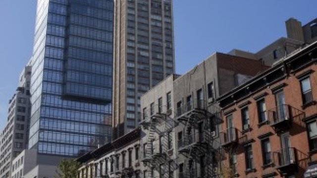 <p>
	<em>Първо авеню в Манхатън. 38 500 души с богатство над 50 млн. долара живеят в САЩ.&nbsp;Снимка: Архив Ройтерс</em></p>
