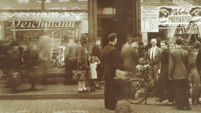 <p>
	Първият магазин на веригата.<em> Снимки: Deichmann</em></p>
