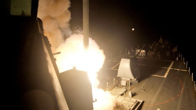 <p>
	Изстрелване на ракета Tomahawk от американски кораб в Червено море. <em>Снимка: Ройтерс</em></p>

