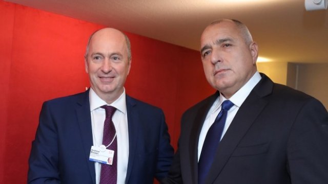 <p>
	Бойко Борисов и ръководителят на департамента за международен добив на нефт и газ на Royal Dutch Shell<strong><span style="font-weight: normal">&nbsp;Андрю Браун. </span></strong><em><strong><span lang="bg-BG"><span style="font-weight: normal">Снимка: БТА</span></span></strong></em></p>
