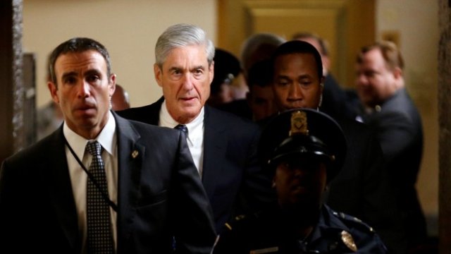 <p>
	Робърт Мълър (в средата) <em>Снимка: Ройтерс</em></p>
