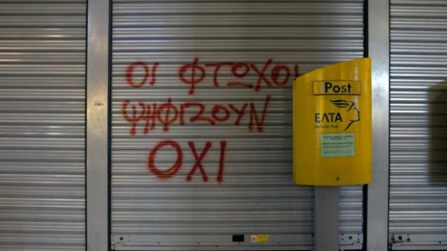 <p>
	&quot;Бедните гласуват с НЕ&quot;, гласи надпис на стена на пощенски клон в Атина. Снимка: <em>Ройтерс</em></p>
