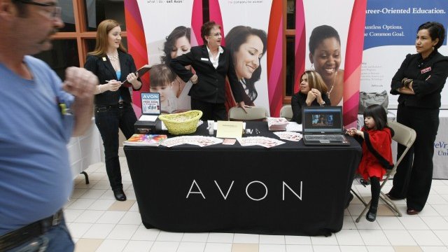 <p>
	Търговските представителки на Avon трябва да се пренастроят на вълна &quot;интернет присъствие&quot;. <em>Снимка: Ройтерс</em></p>
