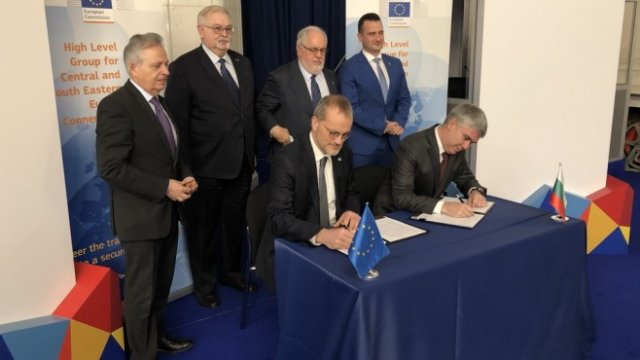 <p>
	Подписване на споразумението за безвъзмездната помощ за газопреносната мрежа на България.<em> Снимка: Булгартрансгаз</em></p>
