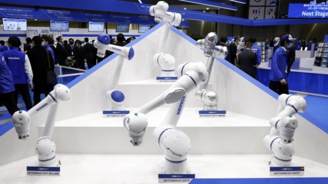 <p>
	<em>Колаборативни роботи на Международното изложение за роботи в Токио. Снимка: Kiyoshi Ota/Bloomberg</em></p>

