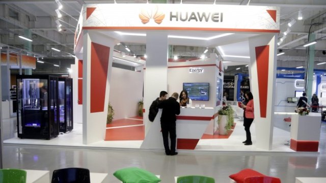 <p>
	Щанд на Huawei на технологично изложение в Москва. <em>Снимка: EPA/MAXIM SHIPENKOV</em></p>
