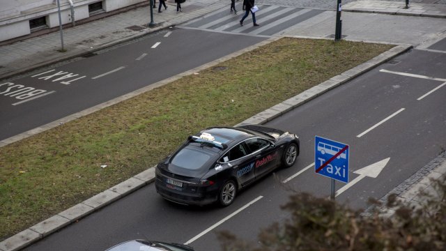 Такси Tesla Model S по улиците в Осло, Норвегия. Снимка: Fredrik Bjerknes/Bloomberg