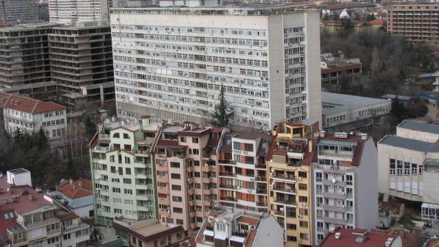 <p>
	През второто тримесечие е започнал строежът на 665 жилищни сгради с 1 729 жилища в тях и с 231 620 кв. м обща застроена площ, според НСИ. <em>Снимка: Investor.bg</em></p>
