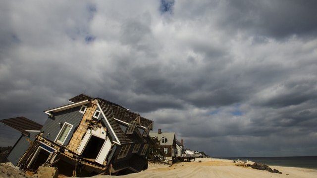 <p>
	Въпреки загубите, причинени от урагана Санди, размерът на премиите от имуществените застраховки извън пострадалите райони остава стабилен в световен мащаб.<em>&nbsp;Снимка: Ройтерс</em></p>
