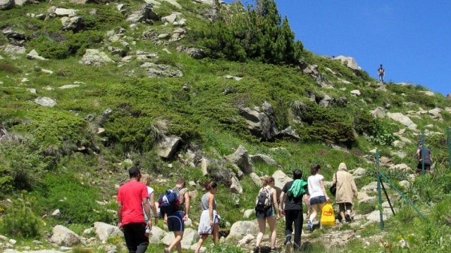 <p>
	Туристи на път за Рилските езера. <em>Снимка: БТА</em></p>
