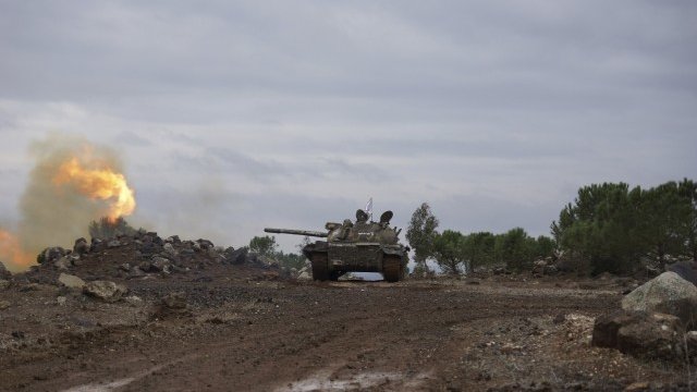<p>
	Танк на опозиционната Свободна сирийска армия близо до град Дераа. <em>Снимка: Ройтерс</em></p>
