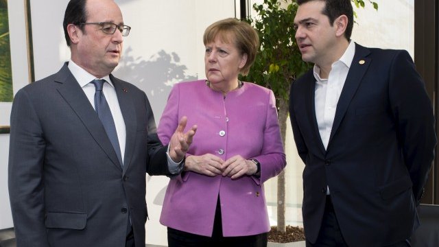 <p>
	Френският президент Франсоа Оланд, германският канцлер Ангела Меркел и гръцкият премиер Алексис Ципрас. <em>Снимка: Ройтерс</em></p>
