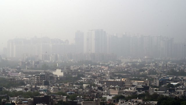 Гъст смог покрива град Ноида в Индия. Снимка: Sunil Ghosh/Hindustan Times via Getty Images